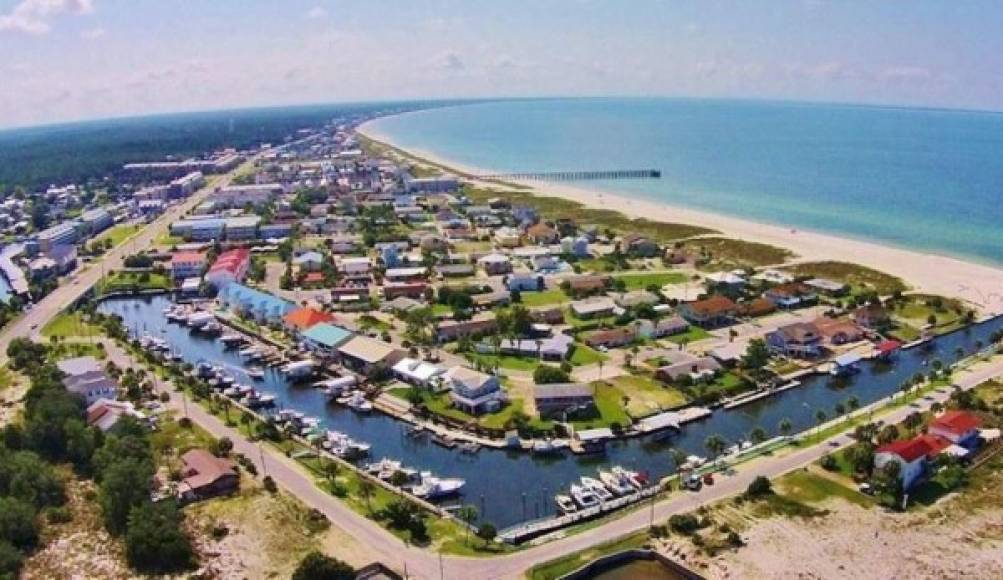 Mexico Beach, un turístico poblado de unos mil 200 habitantes ubicado en la zona del Panhandle de Florida quedó devastado tras recibir el impacto directo del huracán Michael con vientos de 250 kilómetros por hora.