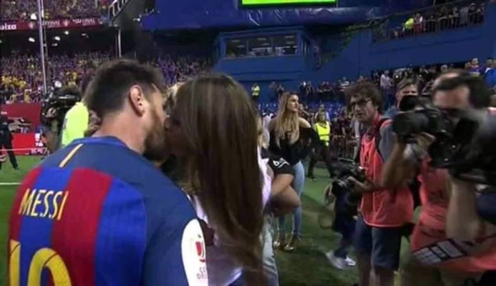 El momento más especial se vivió cuando Antonella Roccuzzo agarró a Messi y le dio un tremendo beso para felicitarlo. ¡Que viva el amor!