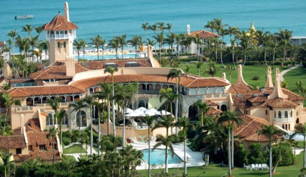 Trump es dueño de un palacio en Palm Beach con 18 recámaras y con vista al mar. A esta construcción la llamó Trump Palace, y aunque no es impresionante que alguien como él posea dicha construcción, lo que causa conmoción es que ésta es una de las más caras en todo Estados Unidos.