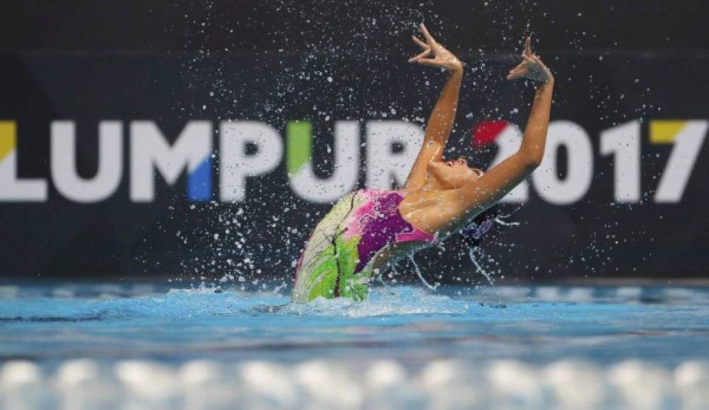 NADO SINCRONIZADO. Show acuático. La singapurense Soh Li Fei realiza su participación en los Juegos del Sudeste Asiático, celebrados en Kuala Lumpur, Malasia.