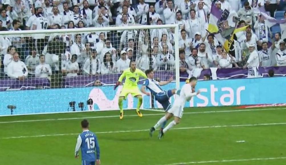 Momento en que Ronaldo recibo el golpe cerca del ojo izquierdo. El crack portugués anotó su doblete pero le salió caro.