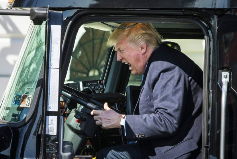 Lo cierto es que Trump tuvo uno de los mejores momentos de su semana al subir al enorme camión en la Casa Blanca.