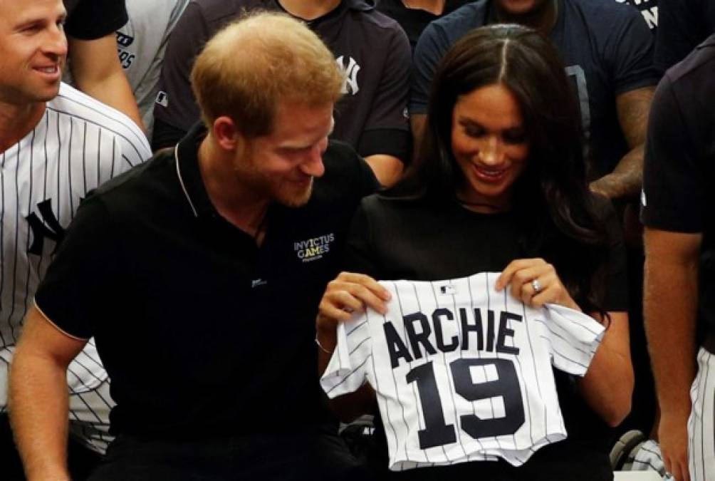 Como presente de los Yankees los duques de Sussex recibieron una camiseta del equipo para su pequeño Archie, de quien se espera volver a ver nuevas publicaciones tras su bautizo en julio.