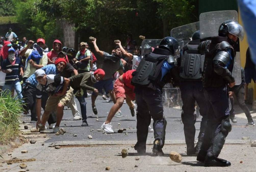 Al menos dos personas resultaron heridas y tres fueron detenidas durante un enfrentamiento entre policías y pobladores que protestaban contra la construcción de un complejo residencial en una reserva forestal La Tigra. AFP