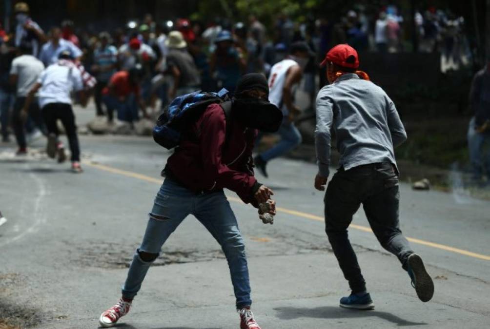 Uno de los manifestantes, que se identificó como Carlos Sánchez, dijo a periodistas que la protesta continuará hasta que el alcalde de la capital hondureña, Nasry Asfura, les dé una respuesta ante la falta de agua potable.