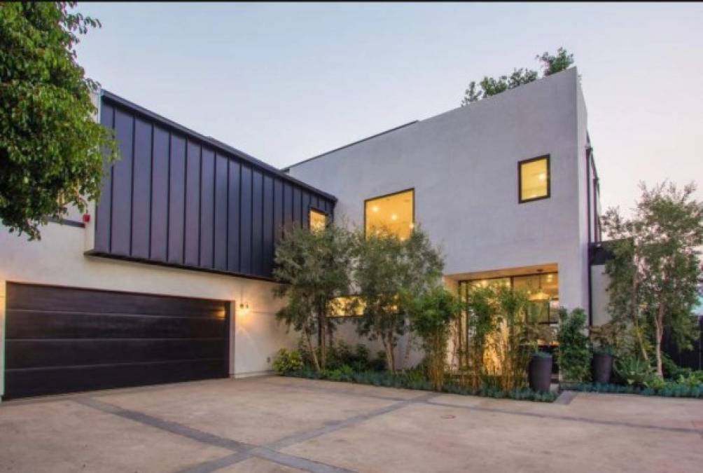 La lujosa casa ubicada en Hollywood Hills, Los Ángeles fue adquirida en 2016 por $8.3 millones en 2016, ahora Lovato espera poder venderla en $9.5 millones de dólares.