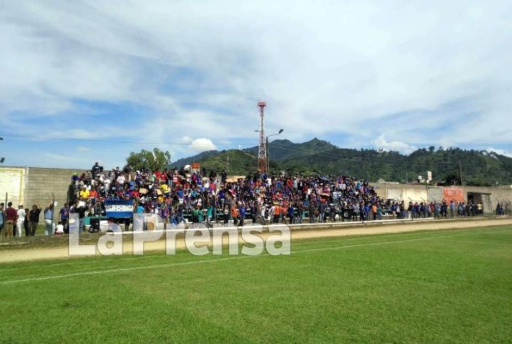 En el estadio Marcelo Tinoco de Danlí se vivió un ambientazo con la llegada del Motagua.