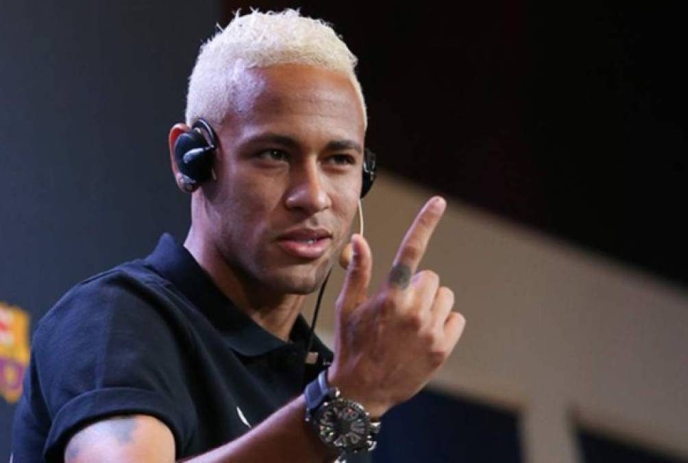 Tras la renovación de Neymar con el FC Barcelona hasta 2021, el diario francés ‘L’Equipe’ confirma este día lo que en diversos medios internacionales informaron por varias semanas, el brasileño estuvo cerca de salir del cuadro blaugrana para jugar en el PSG de Francia. Según el prestigioso medio galo, el padre del jugador brasileño del Barça se reunió con los dirigentes del PSG este verano para tratar el traspaso y puso sus condiciones: 35 millones de euros de salario y liquidar su deuda fiscal de 45 kilos. Inmediatamente lo último no cayó nada bien a la dirigencia del PSG y decidieron dar por terminadas las negociaciones.