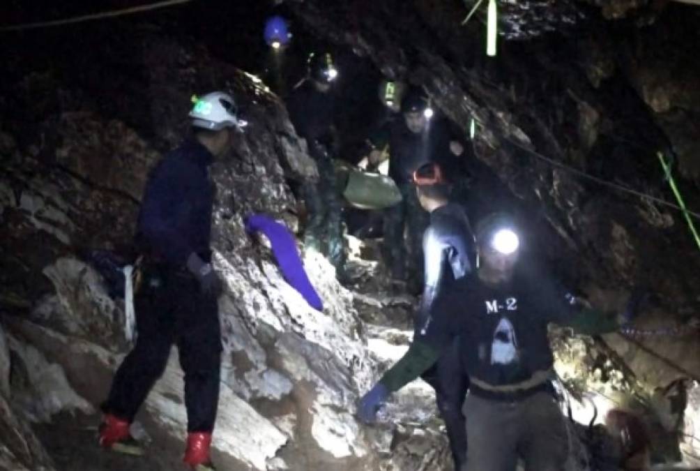 El doctor Phak Lonhanchun, del Ejército tailandés y que estuvo con ellos en el interior de la cueva, contó en la rueda de prensa que como todos los chicos presentaban las mismas condiciones físicas y no había ninguno grave dejaron que ellos mismos decidiesen quiénes saldrían primero.<br/><br/>El entrenador Ekapol reveló hoy que decidieron que los primeros en salir fuesen aquellos que vivían más lejos.