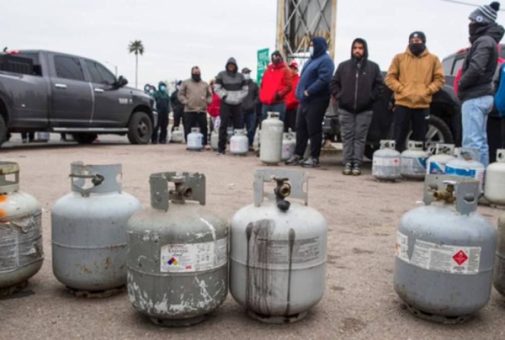 Luego de que millones se quedaran sin calefacción, se hicieron largas filas en las gasolineras para abastecerse de gas con el fin de utilizar generadores.