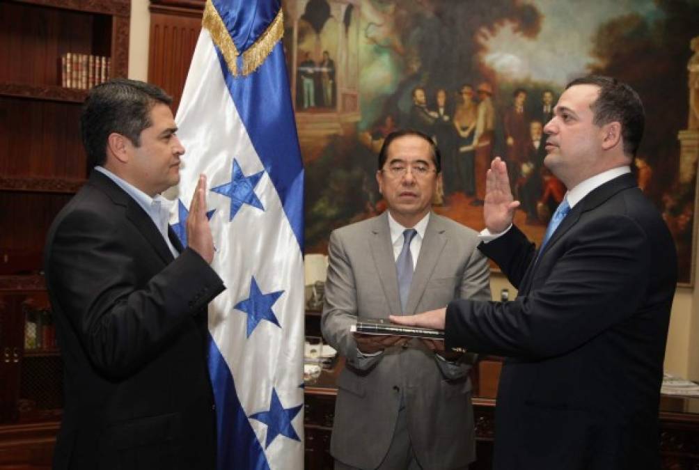 Yankel Rosenthal cuando fue juramentado Ministro de Inversiones en el actual gobierno, pero presentó su renuncia a finales del mes de junio de 2015.