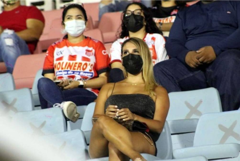 En las gradas del estadio Municipal Ceibeño cautivó ella. ¿Quién es? Es Magali Sanjurjo, la novia del jugador uruguayo del Vida, Guillermo Chavasco.