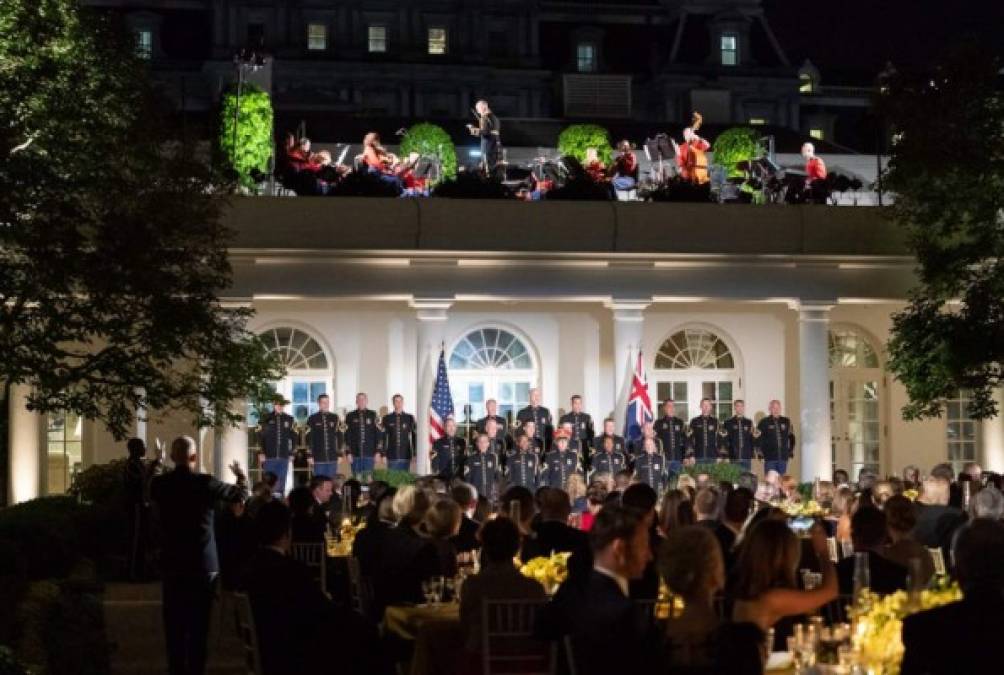 Bandas de músicos militares amenizaron la sobremesa con un concierto.