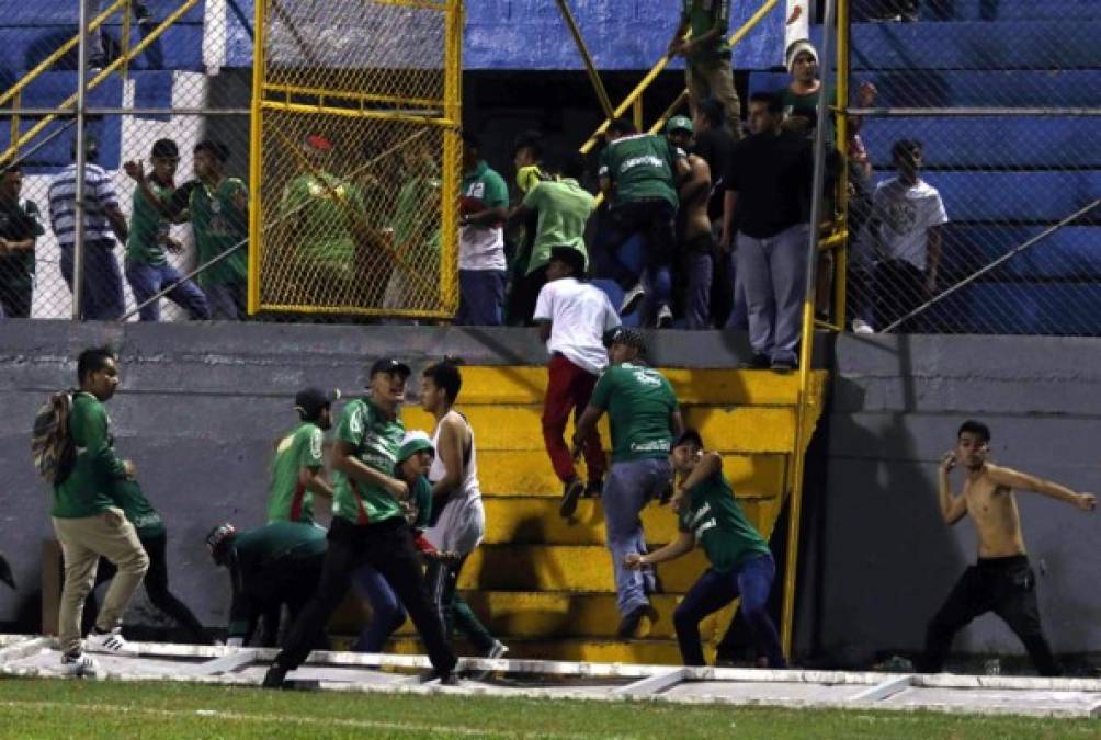 Violencia. Los aficionados del Marathón cuando ingresaban a la cancha.