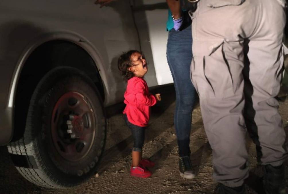 La agencia de noticias francesa AFP divulgó imágenes de los operativos contra indocumentados en la frontera. Ahí encontraron a esta madre hondureña que fue detenida junto a sus hijos pequeños por agentes de la Patrulla Fronteriza en MCallen, Texas.