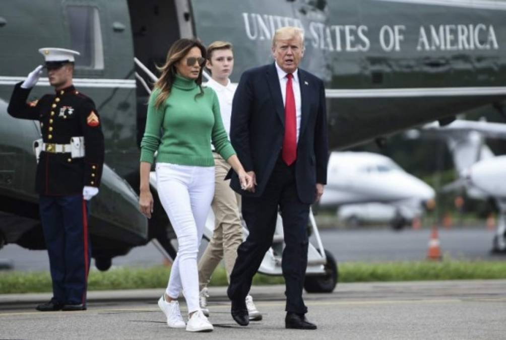 US President Donald Trump, US First Lady Melania Trump, and their son Barron walk to Air Force One before departing for Washington, DC in Morristown, New Jersey on August 19, 2018. / AFP PHOTO / Brendan SMIALOWSKI