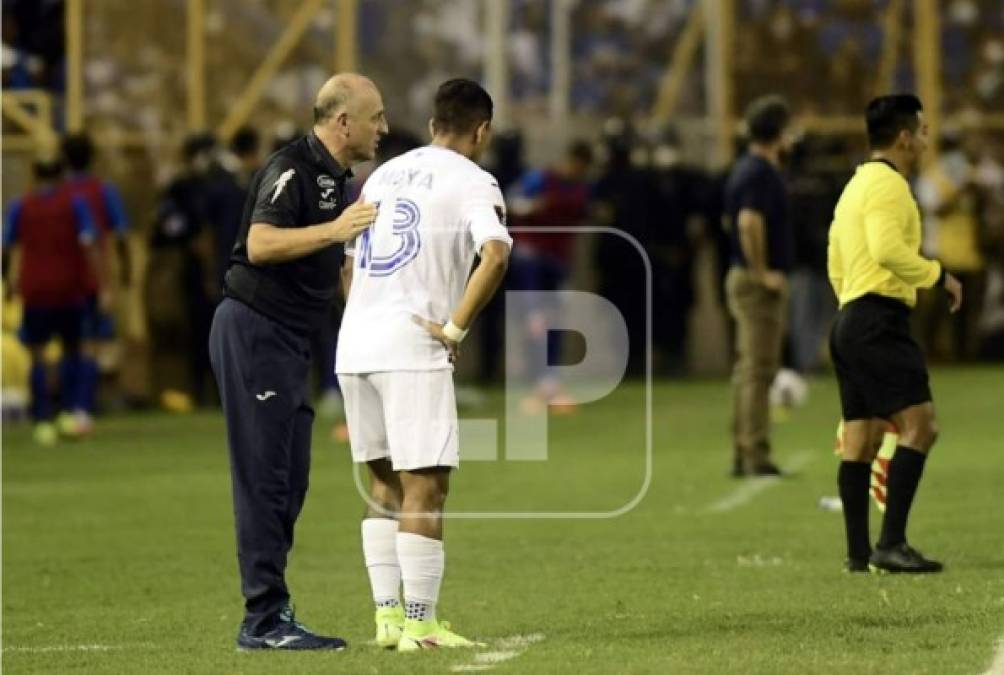 Fabián Coito dando indicaciones a Bryan Moya antes de entrar al campo.