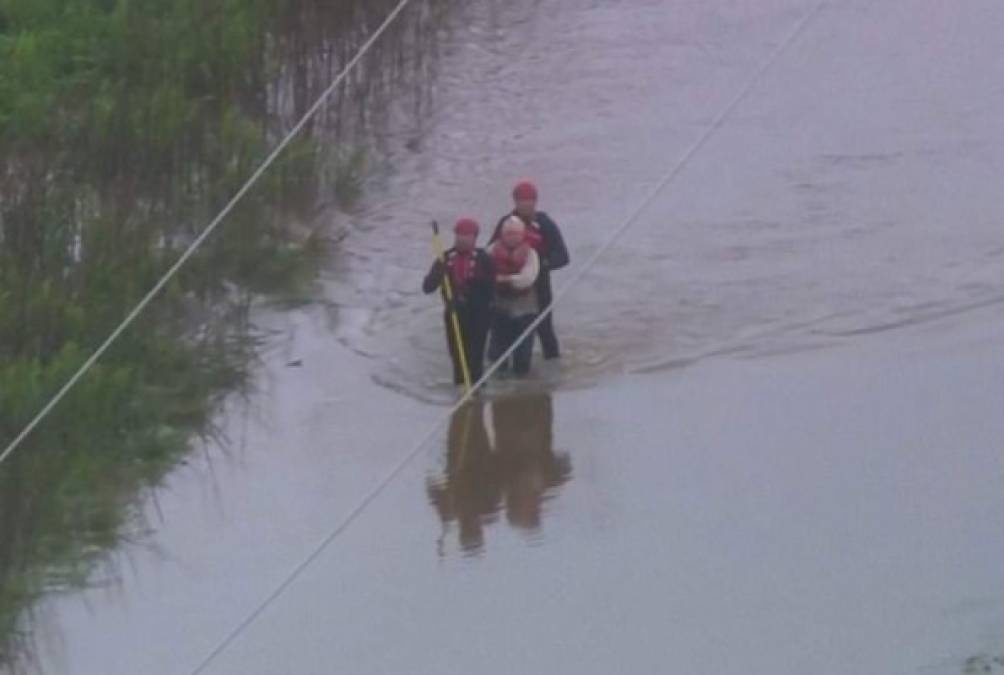 El gobernador de Oklahoma, Kevin Stitt, activó el centro de operaciones de emergencia del estado y pidió a los conductores no transitar por las carreteras inundadas.