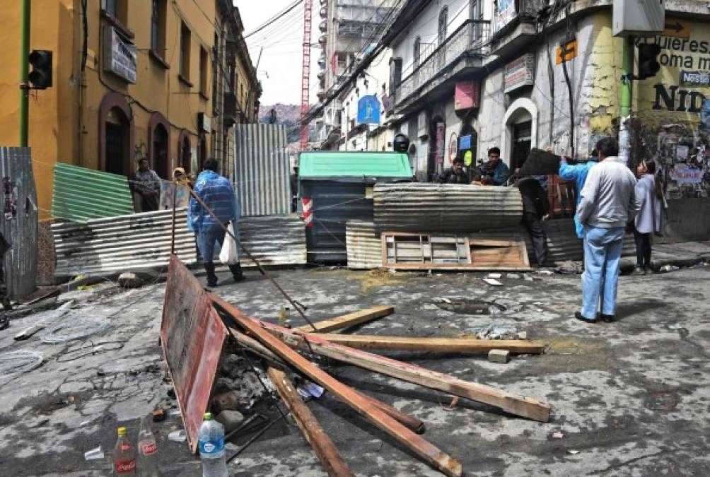 Muchos comercios estaban cerrados, los restaurantes también. Las oficinas centrales de la aerolínea estatal BoA estaban cerradas, pero los vuelos en el aeropuerto de El Alto, que sirve a la capital boliviana, operaban más o menos con normalidad, aunque algunas compañías extranjeras los cancelaron.