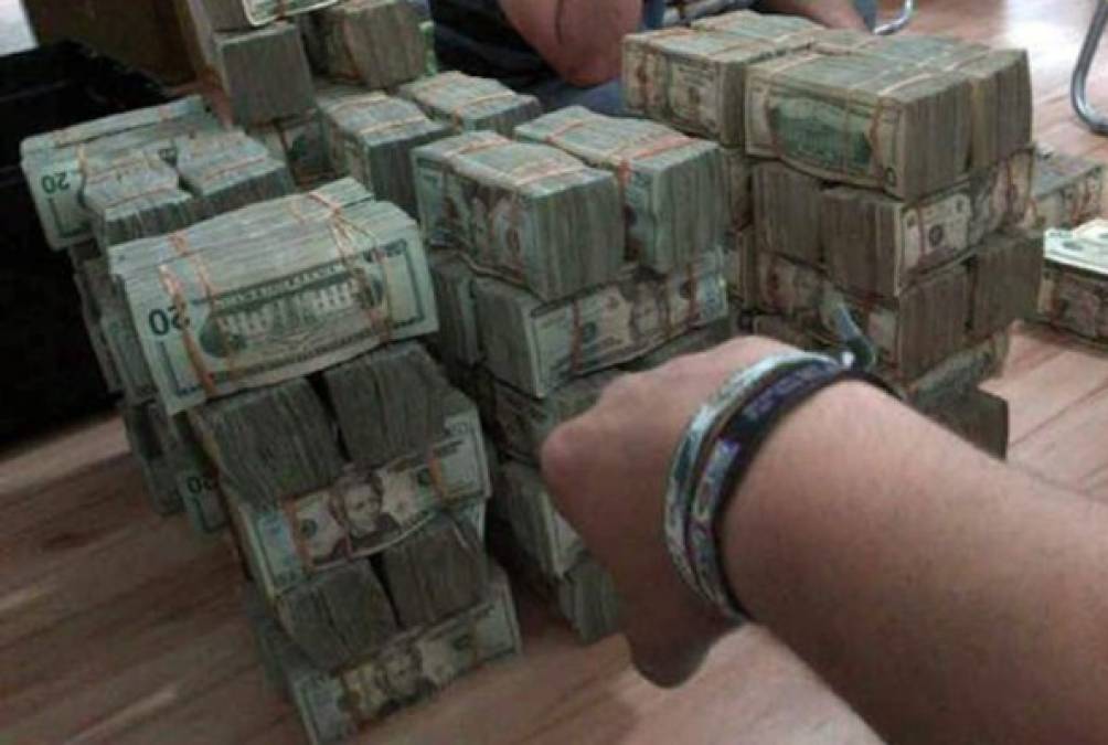 Los narcojuniors también presumen las grandes cantidades de efectivo que mueve el cartel de Sinaloa.