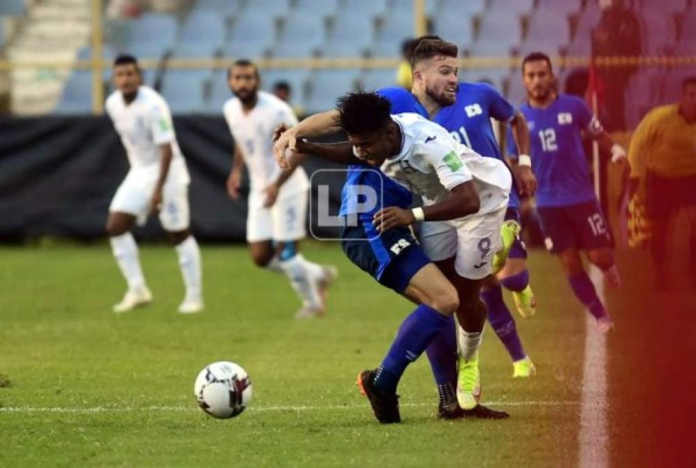 El defensa estadounidense-salvadoreño Eriq Zavaleta le comete una falta a Antony 'Choco' Lozano.