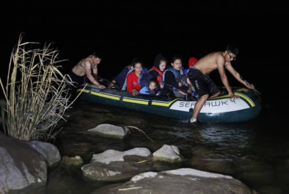 Los coyotes cruzan a decenas de familias migrantes de día y de noche en balsas inflables.