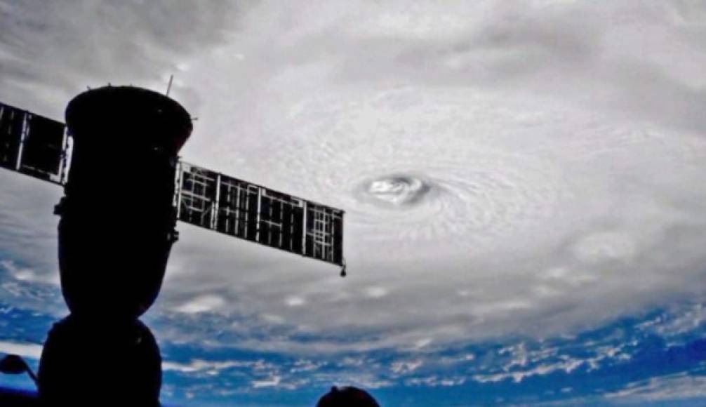 La NASA compartió esta imagen captada desde la Estación Espacial Internacional que muestra el enorme tamaño de Irma que continúa siendo de categoría 5, la más alta.