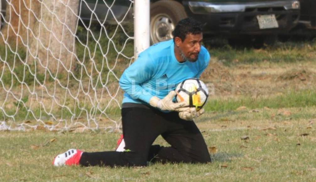 Adalid Puerto: El exportero de clubes como el Marathón y Platense, hoy destaca en la Liga de Veteranos. Cuenta con 38 años de edad.