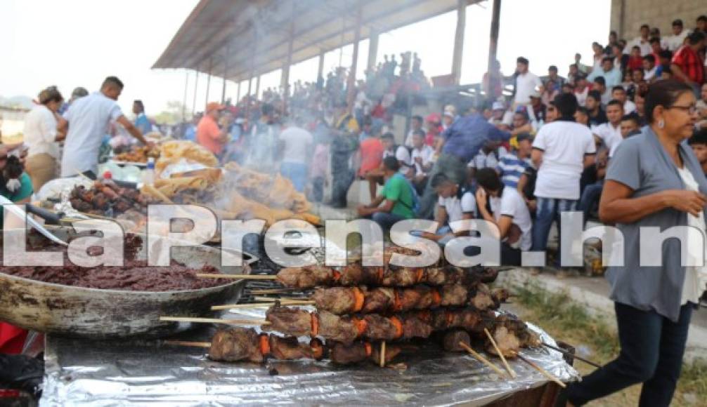 La respectiva carnita asada fue un buen ingrediente en el duelo en donde Olimpia goleó 5-1 al Juventus en Choluteca.