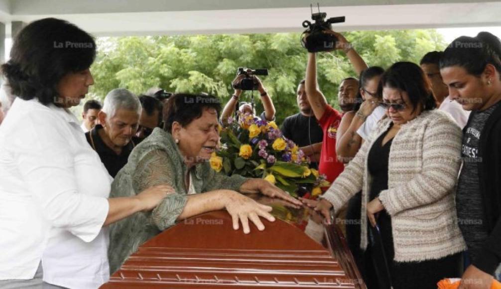 Entre lágrimas y tristezas, amigos, familiares y compañeros del exentrenador Edwin Pavón le dieron el último adiós este sábado en San Pedro Sula.