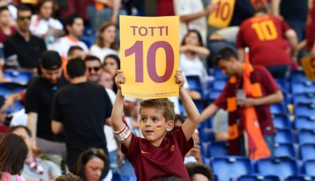 Los niños no podían faltar y despidieron al jugador. FOTO AFP.