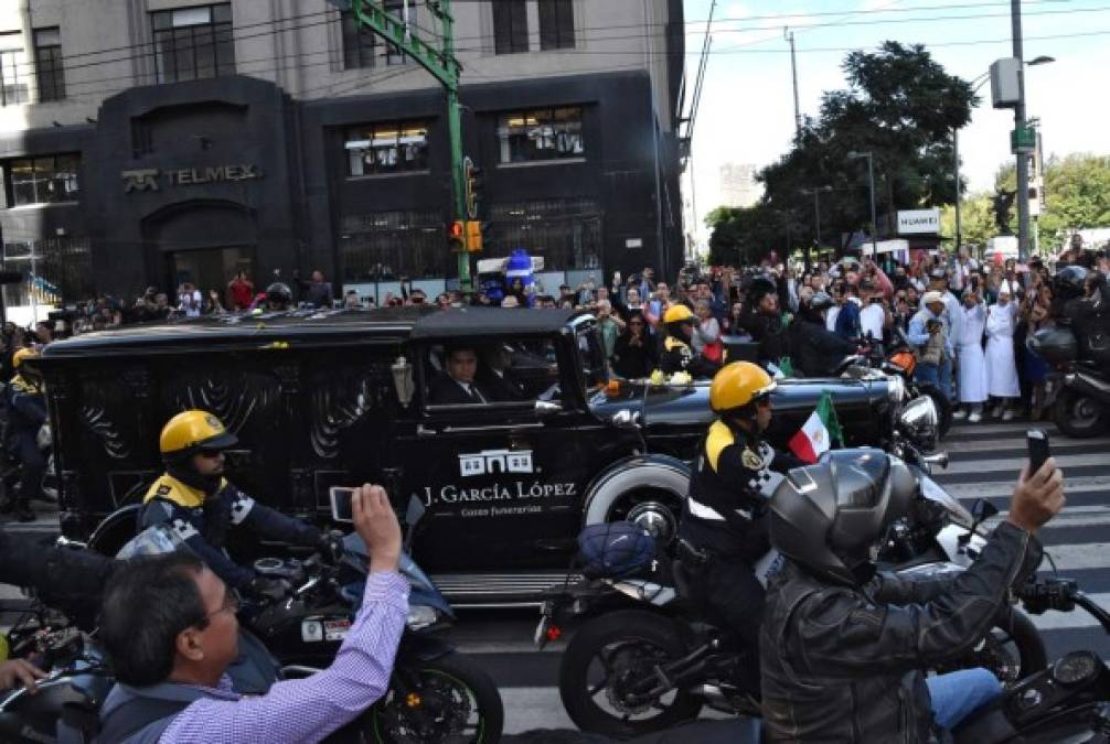 Miles de personas abarrotaron el Palacio de Bellas Artes para despedir a su ídolo José José.