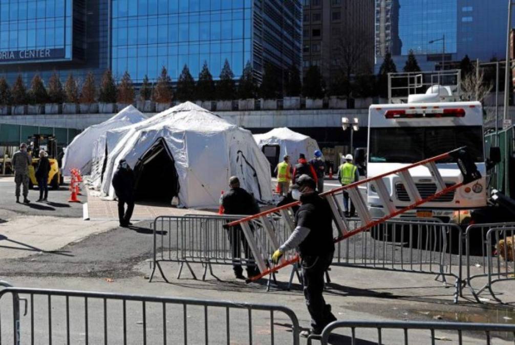 Según el New York Post, la ciudad registra una muerte por Covid 19 cada 14 minutos. Las autoridades de Nueva York también instalaron una gigantesca morgue en el mismo lugar donde se almacenaron los cuerpos de las víctimas del 11-S.