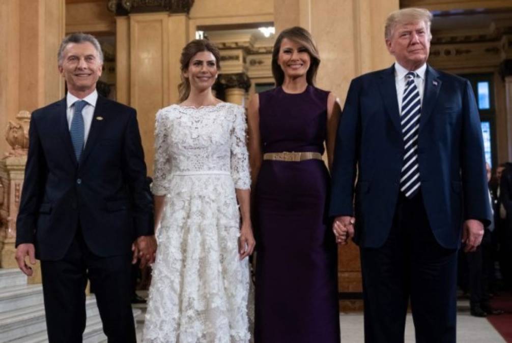 Para la gala en el Teatro Colón de Buenos Aires, la noche del viernes, Juliana optó por lucir un vestido blanco con mangas tres cuartos, bordado con aplicaciones de flores y el pelo recogido. Por su parte, Melania llevaba un vestido color morado con un cinturón con el que marca su esbelta figura.