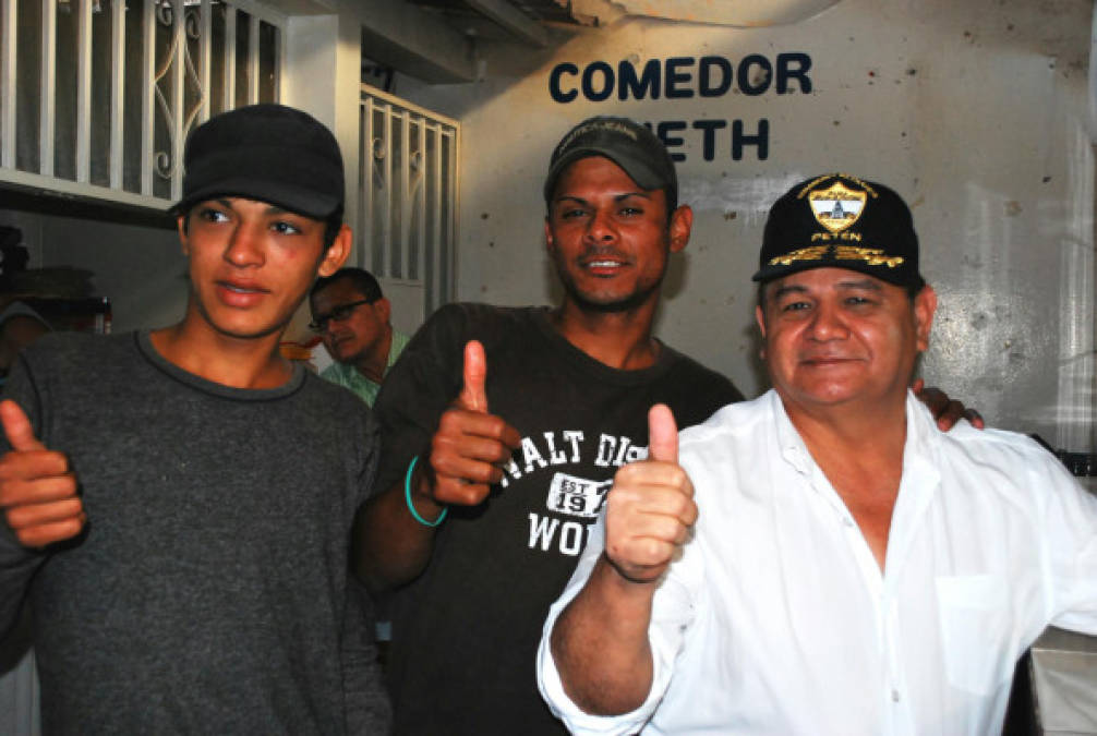 El candidato a la presidencia de la república de Honduras, Romeo Vásquez Velásquez saluda a sus simpatizantes.