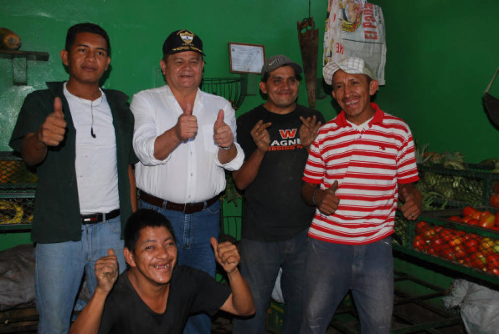 El candidato a la presidencia de la república de Honduras, Romeo Vásquez Velásquez saluda a sus simpatizantes.