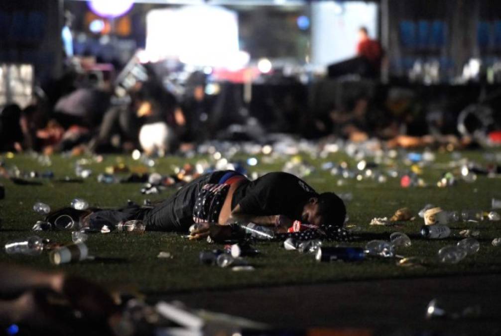 Escenas impactantes se observan en el lugar donde se celebraba el concierto de rock en Las Vegas, Estados Unidos.