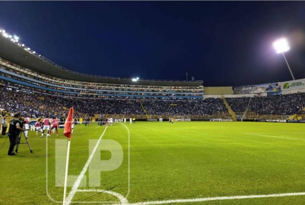 En el segundo tiempo del partido, hubo un apagón en muchos focos del estadio Cuscatlán y el partido se detuvo por varios minutos.