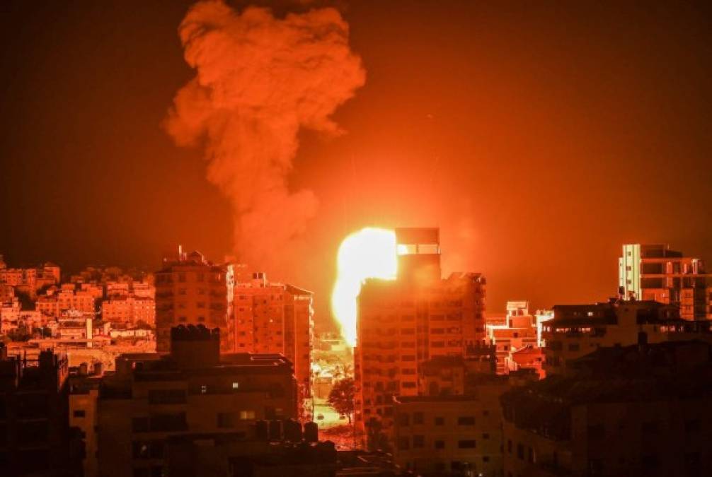 El domingo y la madrugada del lunes, la aviación israelí realizó decenas de bombardeos en Gaza, donde varios grupos armados dispararon cohetes contra Israel.