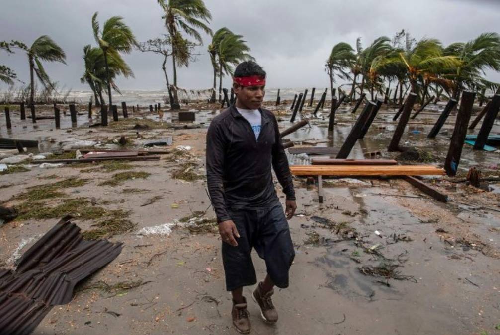 Tras degradarse a tormenta tropical los 'remanentes de humedad asociados' a Iota se ubican a 35 km al oeste-noroeste de San Salvador, informó el ministerio del Ambiente de ese país.
