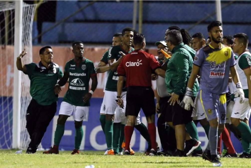 La expulsión de Denovan Torres detonó otra bronca. Los jugadores del Marathón reclamaron al árbitro Héctor Rodríguez.