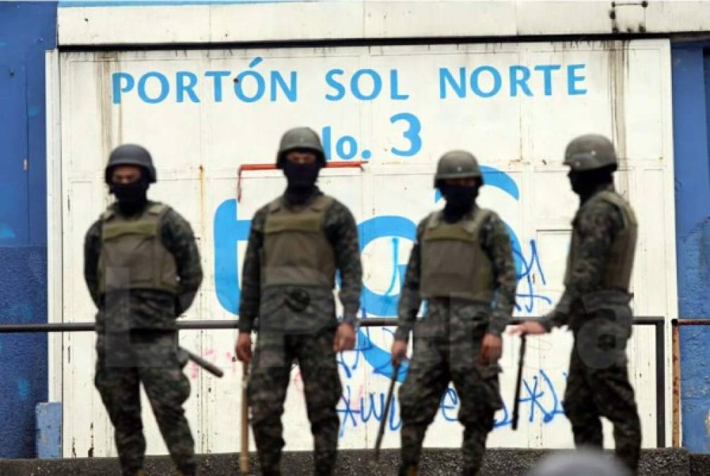 La Policía Militar también estuvo presente en el estadio Nacional.