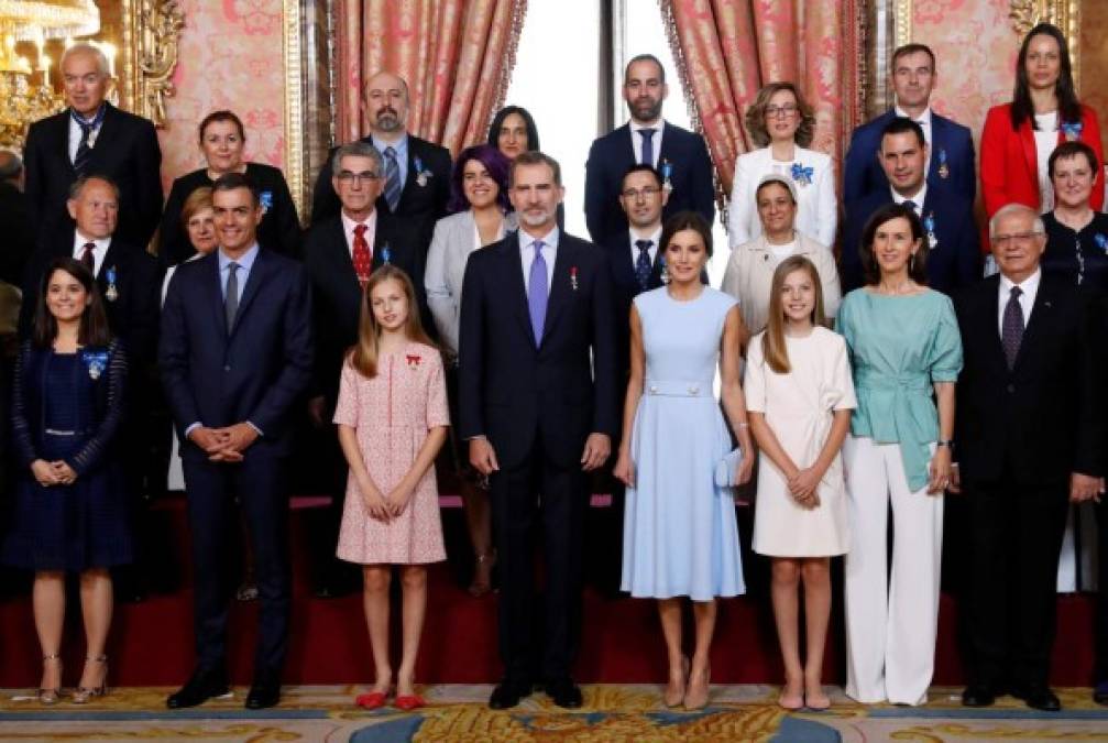 Felipe VI celebró su quinto aniversario como Jefe de Estado, donde también se condecoraron a 41 coidadanos con Orden del Mérito Civil. El acto solemne se celebró en el Salón de Columnas del Palacio Real y donde, por primera vez, la princesa de Asturias y la infanta Leonor han acudido para felicitar a todos los condecorados.