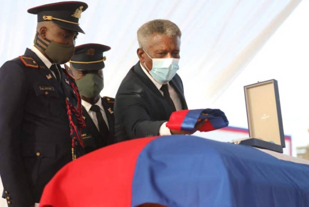 Moise, asesinado el 7 de julio a sus 53 años por un comando armado en su domicilio de la capital, Puerto Príncipe, era originario de la región vecina a la de su lugar de entierro, también en el norte.