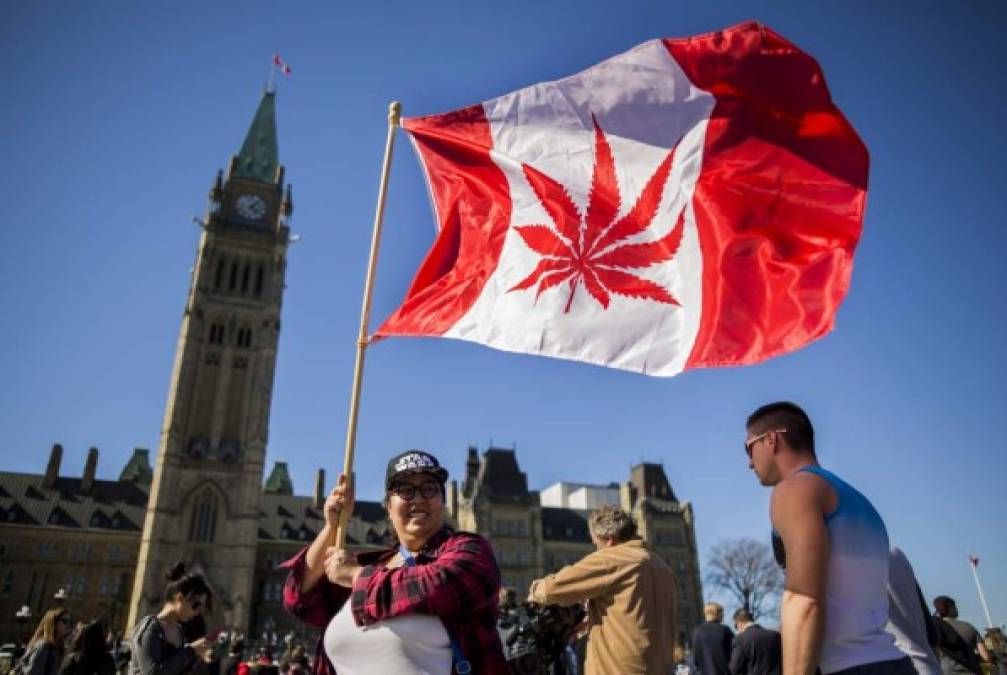 En Toronto se vivió un ambiente festivo tras la legalización del cannabis prometida en campaña por el primer ministro Justin Trudeau.