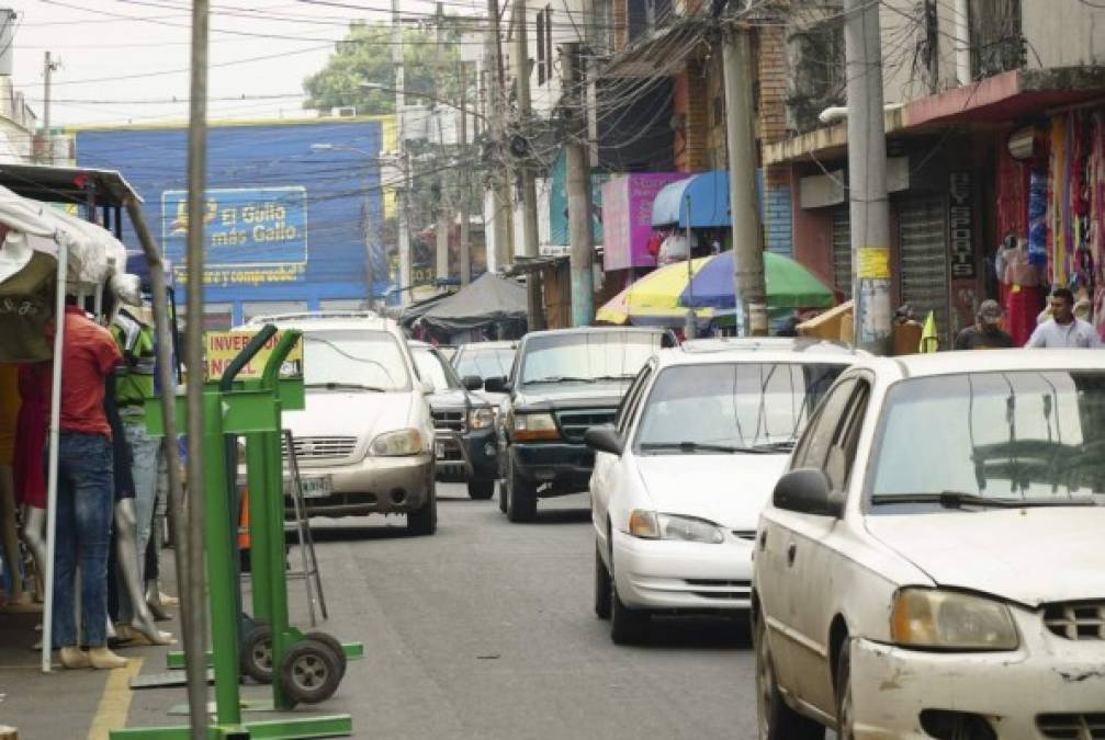 La exhibición de mercancías acapara todo el espacio que puede y cuando la acera no es suficiente, las orillas de las calles terminan convertidas en 'ampliaciones' de puestos de venta, reduciendo los espacios para la circulación de vehículos y contribuyento a los embotellamientos.