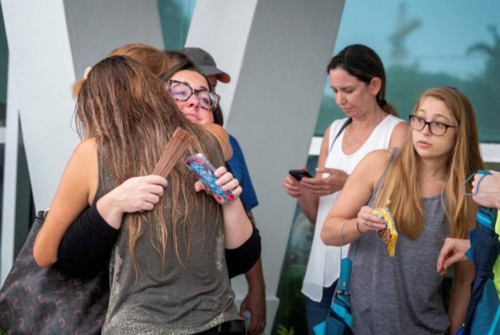 'Es un día trágico, pero todavía tenemos la esperanza de poder encontrar a más supervivientes', afirmó por su parte el gobernador de Florida, Ron DeSantis, que visitó el lugar del accidente y el centro comunitario donde familiares y residentes del edificio esperan noticias de las autoridades.