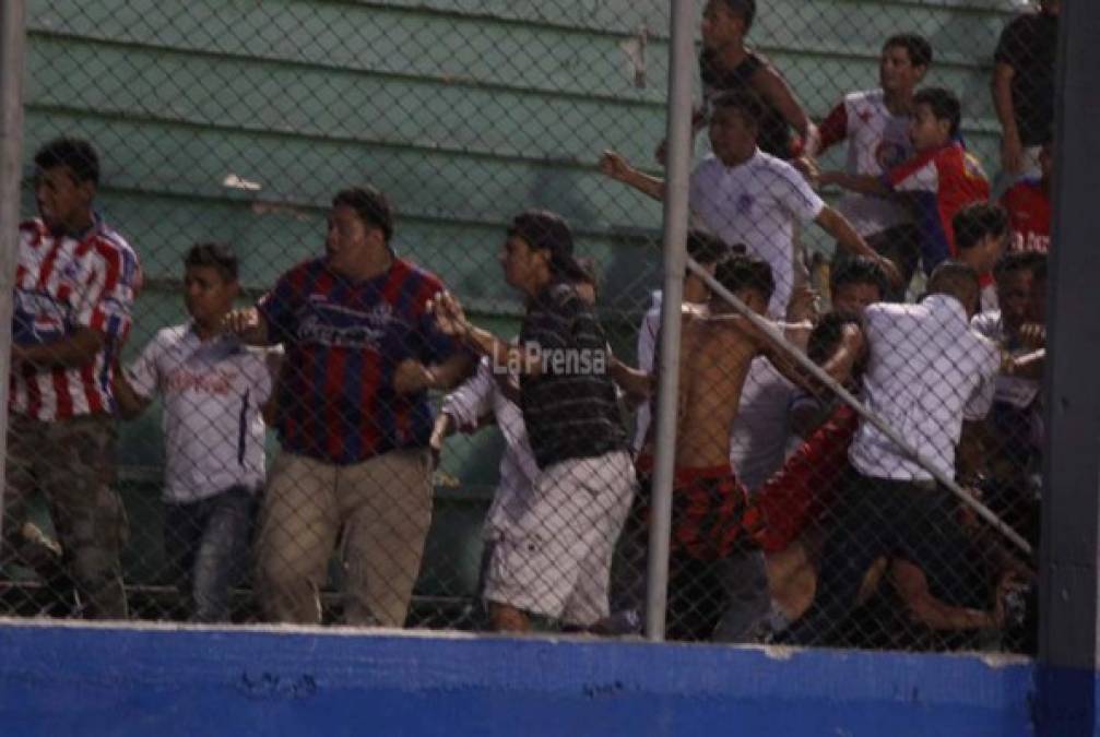 Las barras del Olimpia y Motagua se enfrentaron en las graderías del estadio Nacional.