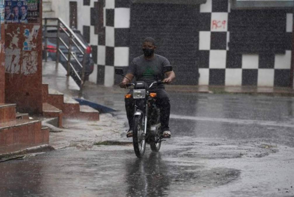 También se ordenó que las embarcaciones pequeñas y medianas permanezcan en puerto y se ha prohibido el baño o las actividades recreativas en las playas, ante la previsión de que se produzca un fuerte oleaje durante el paso de la tormenta.<br/>