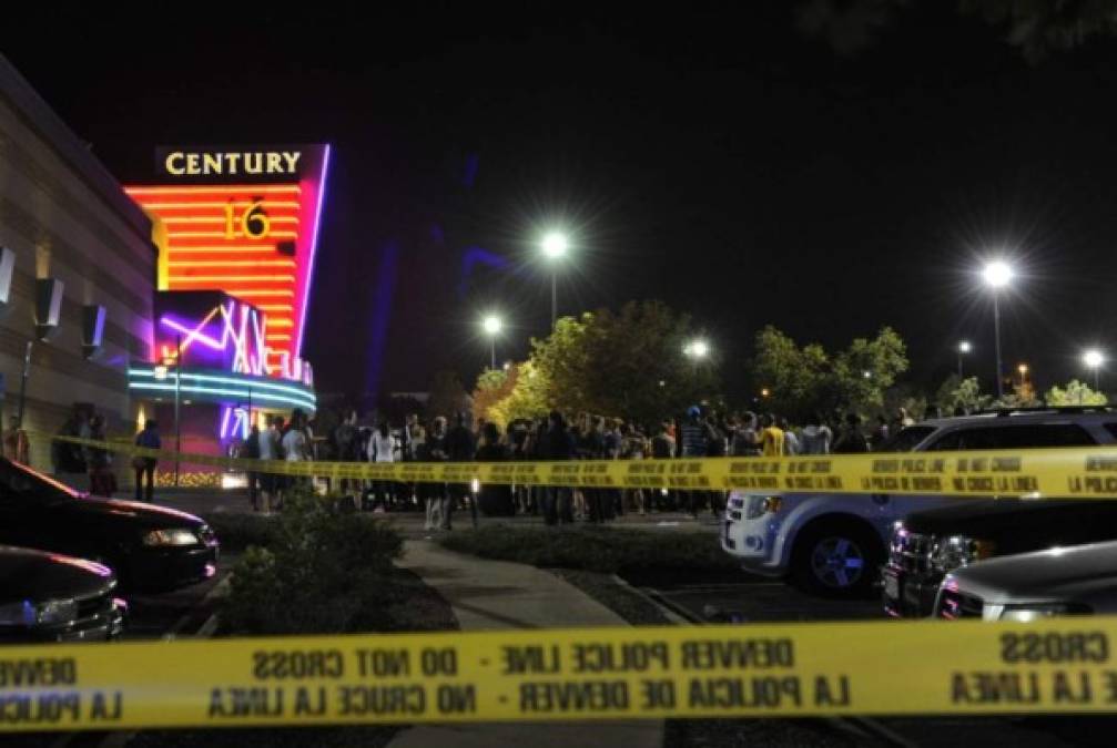 Cine en Denver: 12 muertos<br/><br/>Un joven fuertemente armado entró en un cine en Aurora, Colorado, en julio de 2012, donde arrojó una bomba de gas lacrimógeno y abrió fuego contra el público durante una proyección de medianoche de 'Batman'. Murieron 12 personas y 70 resultaron heridas. El atacante fue condenado a cadena perpetua sin posibilidad de ser liberado.